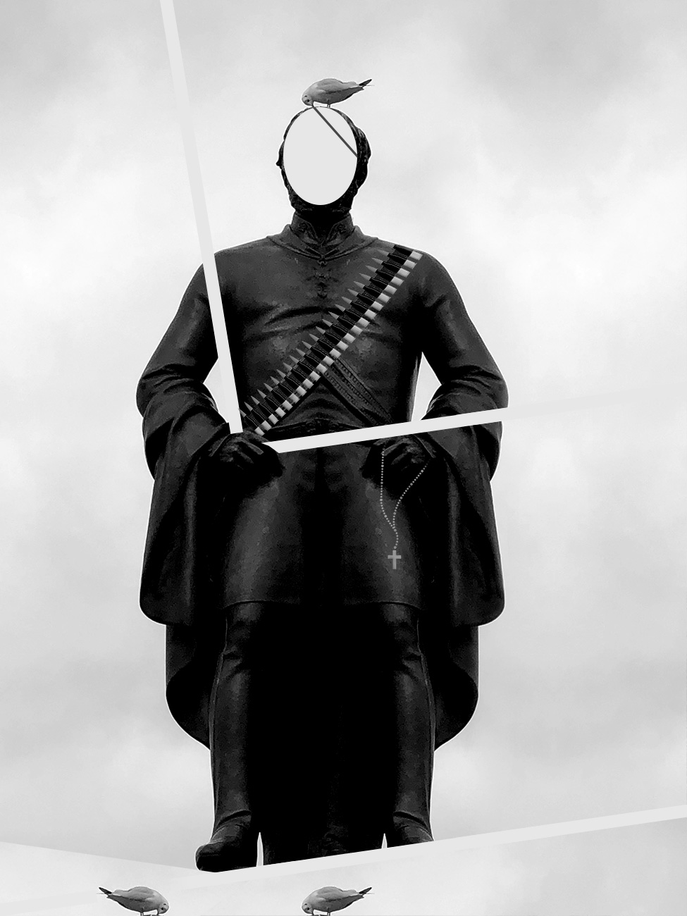 Photomontage en noir et blanc. La statue d'un général en uniforme, le visage remplacé par un ovale vide, une cartouchière et un chapelet croisés sur la poitrine, un petit oiseau perché sur la tête, deux autres en bas, l'image traversée de fines lignes blanches.